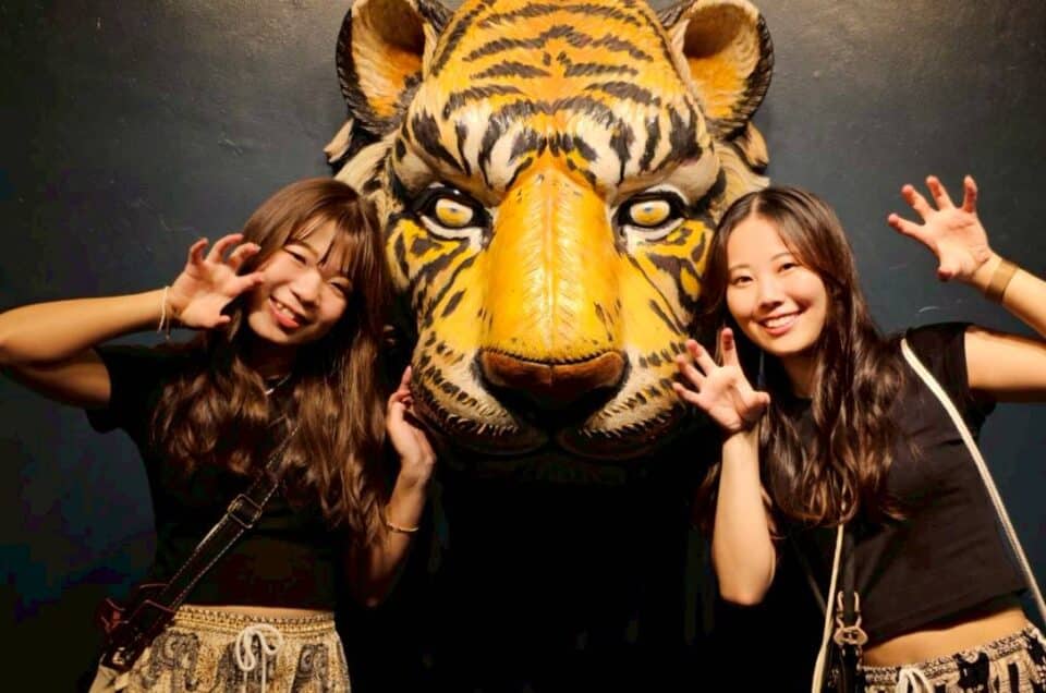 タイガーキングダムプーケットの虎のオブジェと女性2名