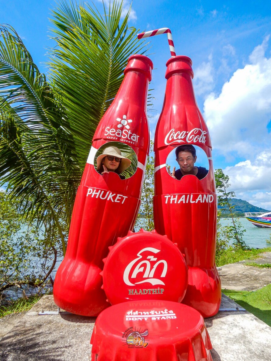 カイナイ島の大きなコカ・コーラボトルのフォトスポット