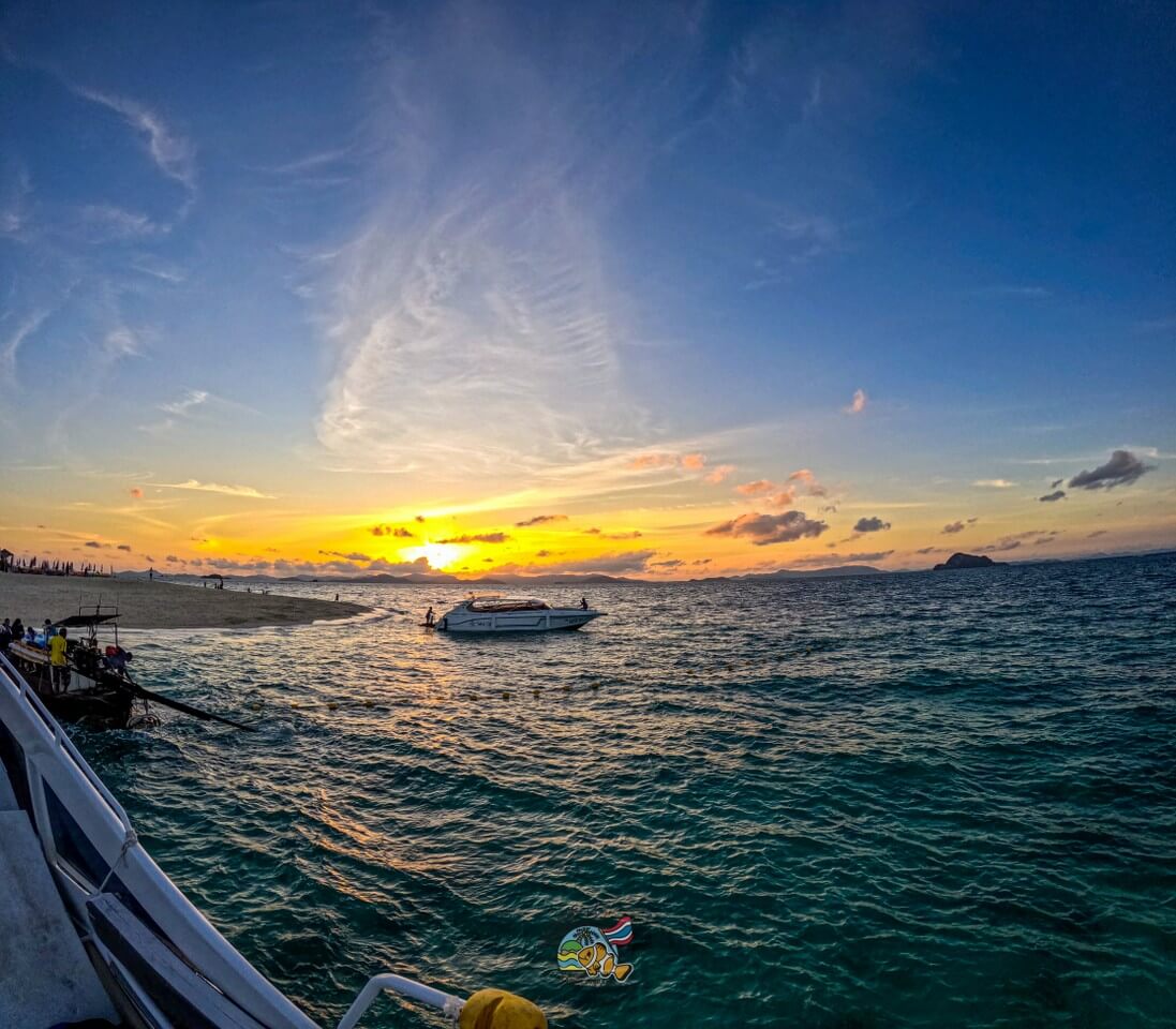 カイナイ島から見る夕日と海の景色