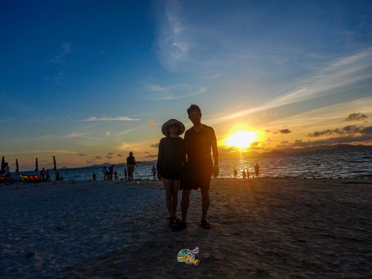 カイナイ島の夕日を背景に立つ2名のお客様