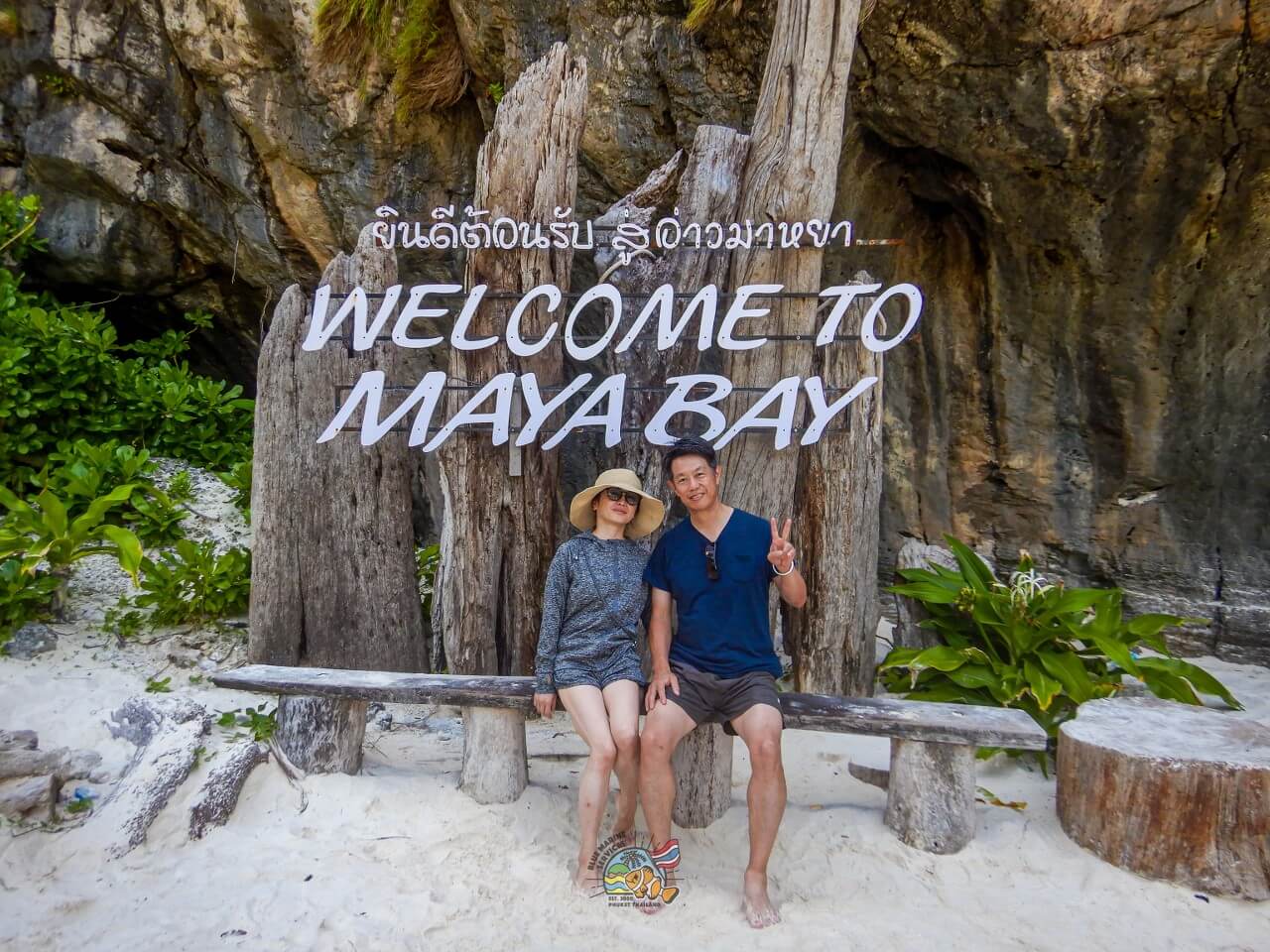WELCOME TO MAYA BAY看板前に座る2名のお客様