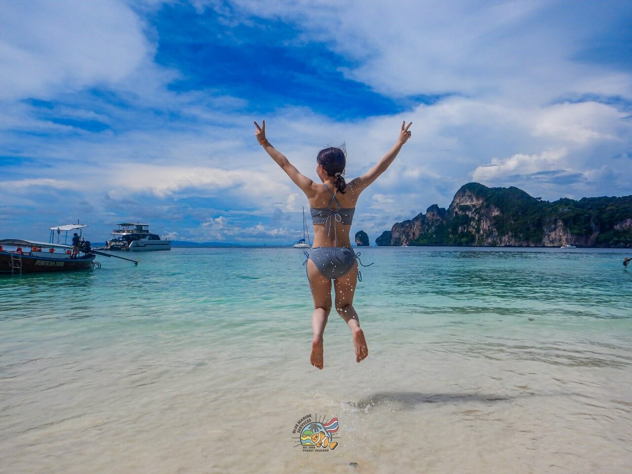 バンブー島の浅瀬でジャンプするお客様