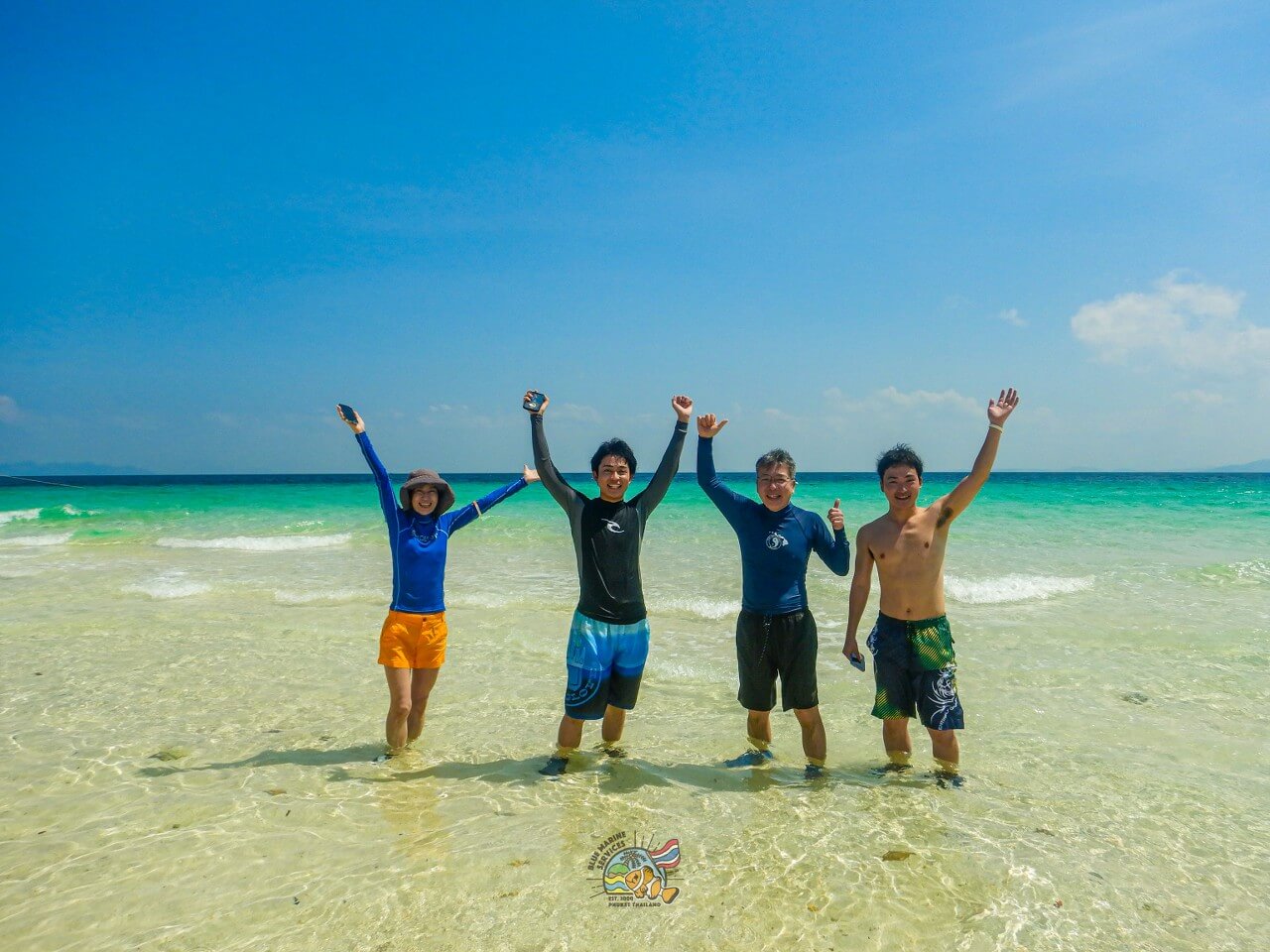 バンブー島の浅瀬で撮影する4名のお客様