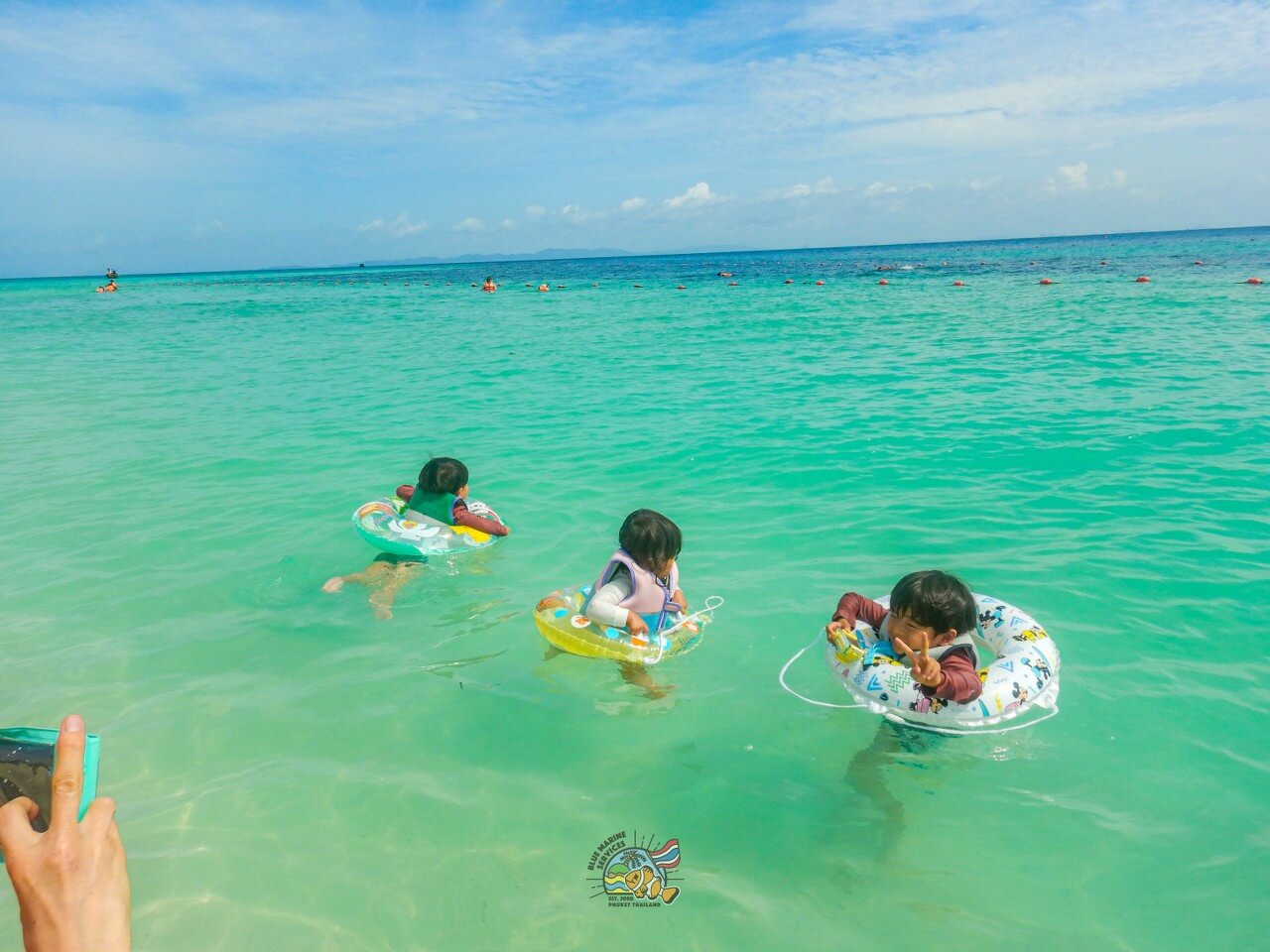 バンブー島の透明な海で浮き輪を使って遊ぶ3名のお客様
