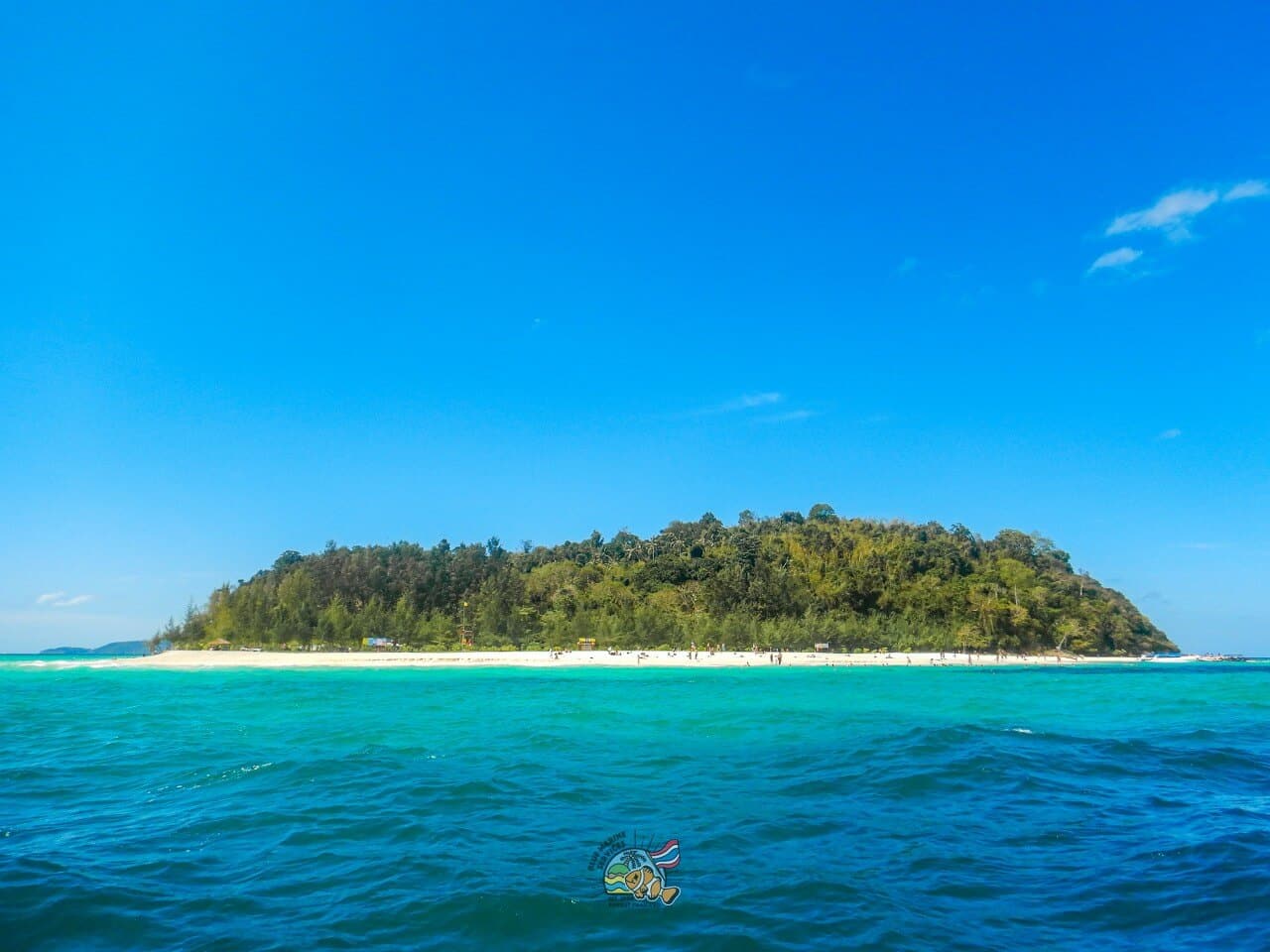 海上から見るバンブー島とターコイズブルーの海