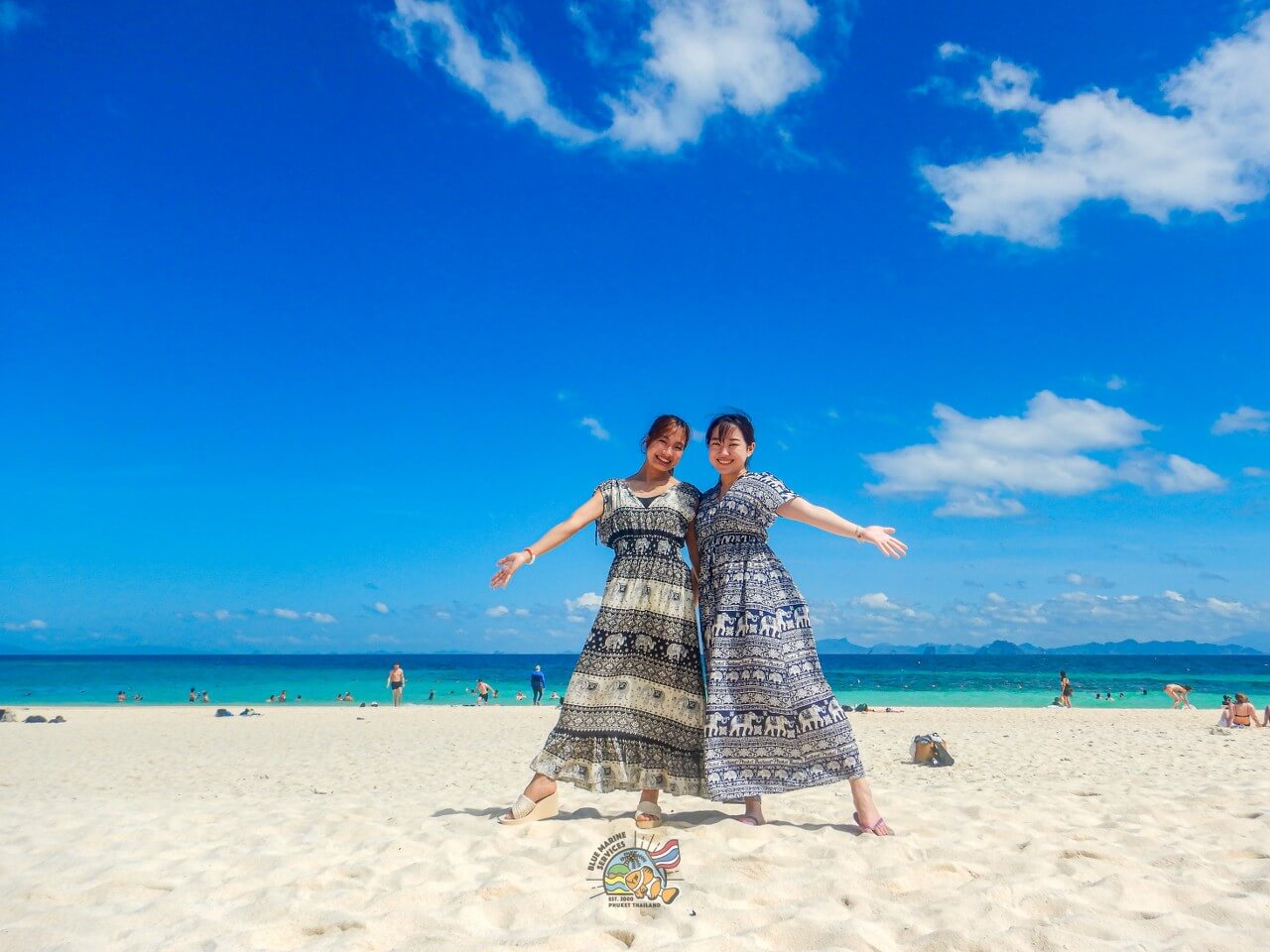 バンブー島の白砂ビーチで撮影する2名のお客様