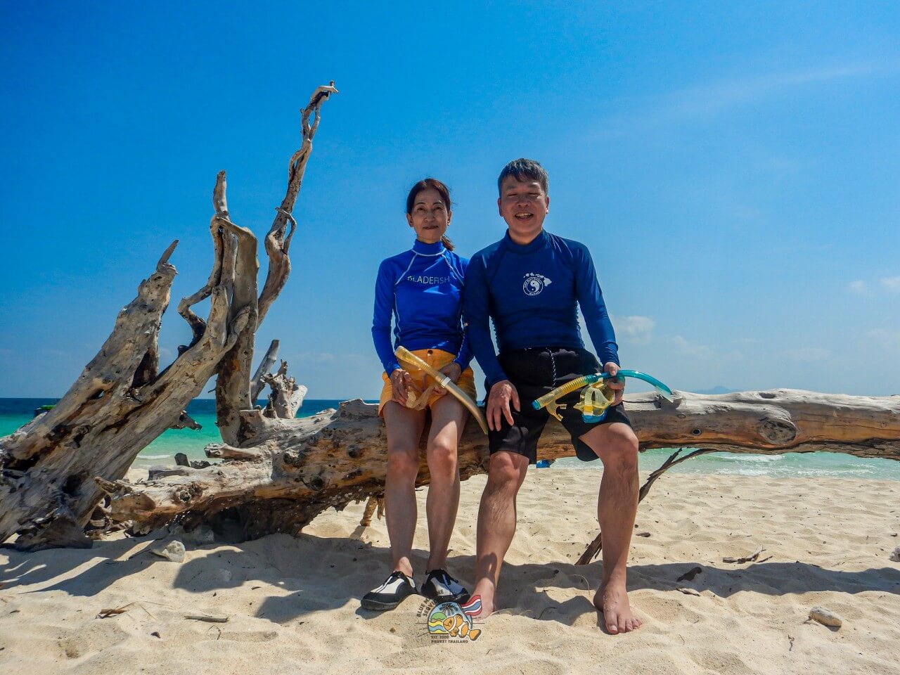 バンブー島の流木の前で撮影する2名のお客様