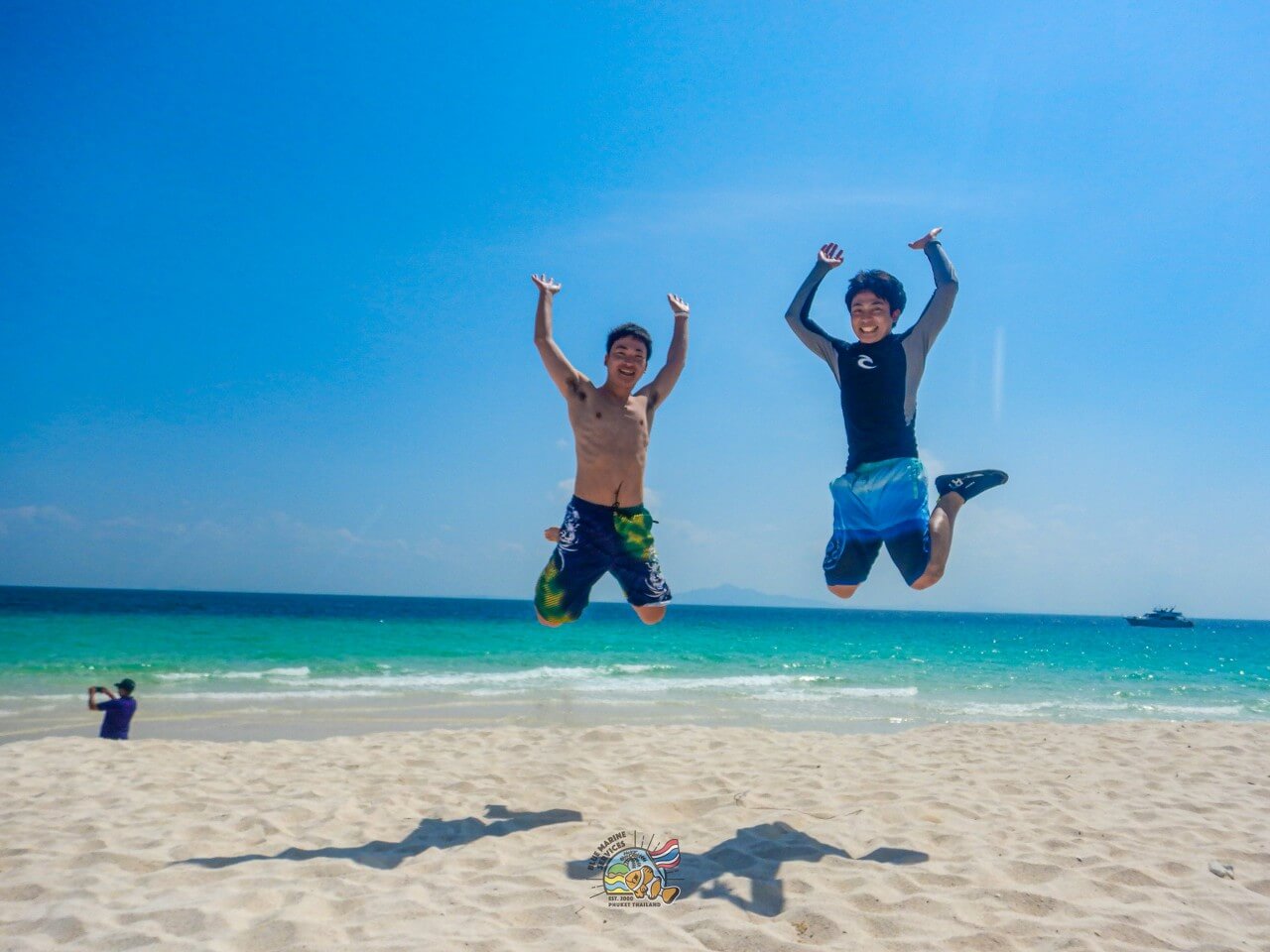 バンブー島のビーチでジャンプする2名のお客様