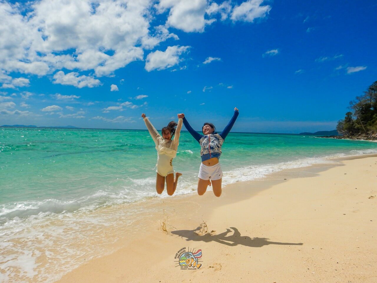 バンブー島の青空の下でジャンプする2名のお客様
