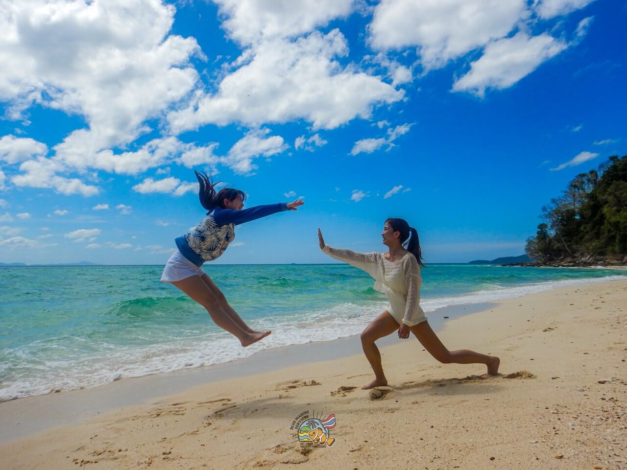 バンブー島の白い砂浜でジャンプする2名のお客様