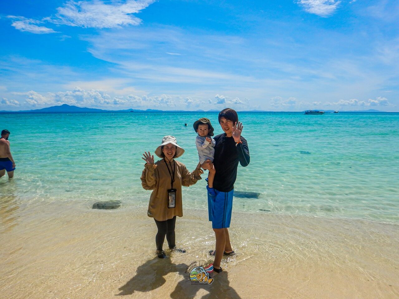 バンブー島の浅瀬で撮影する2名のお客様