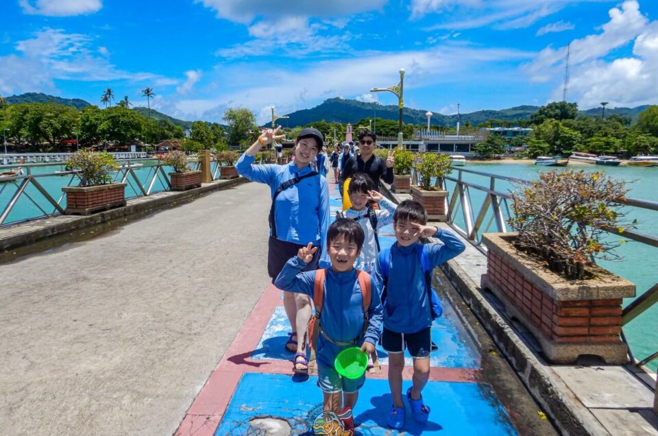 コーラル島ツアーの桟橋通路を歩くお客様グループ