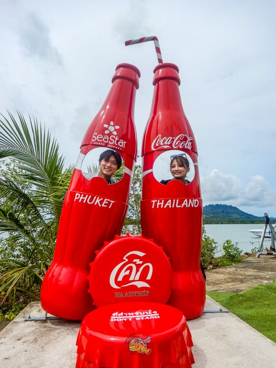 PHUKET THAILANDの赤いボトル型オブジェ前のお客様