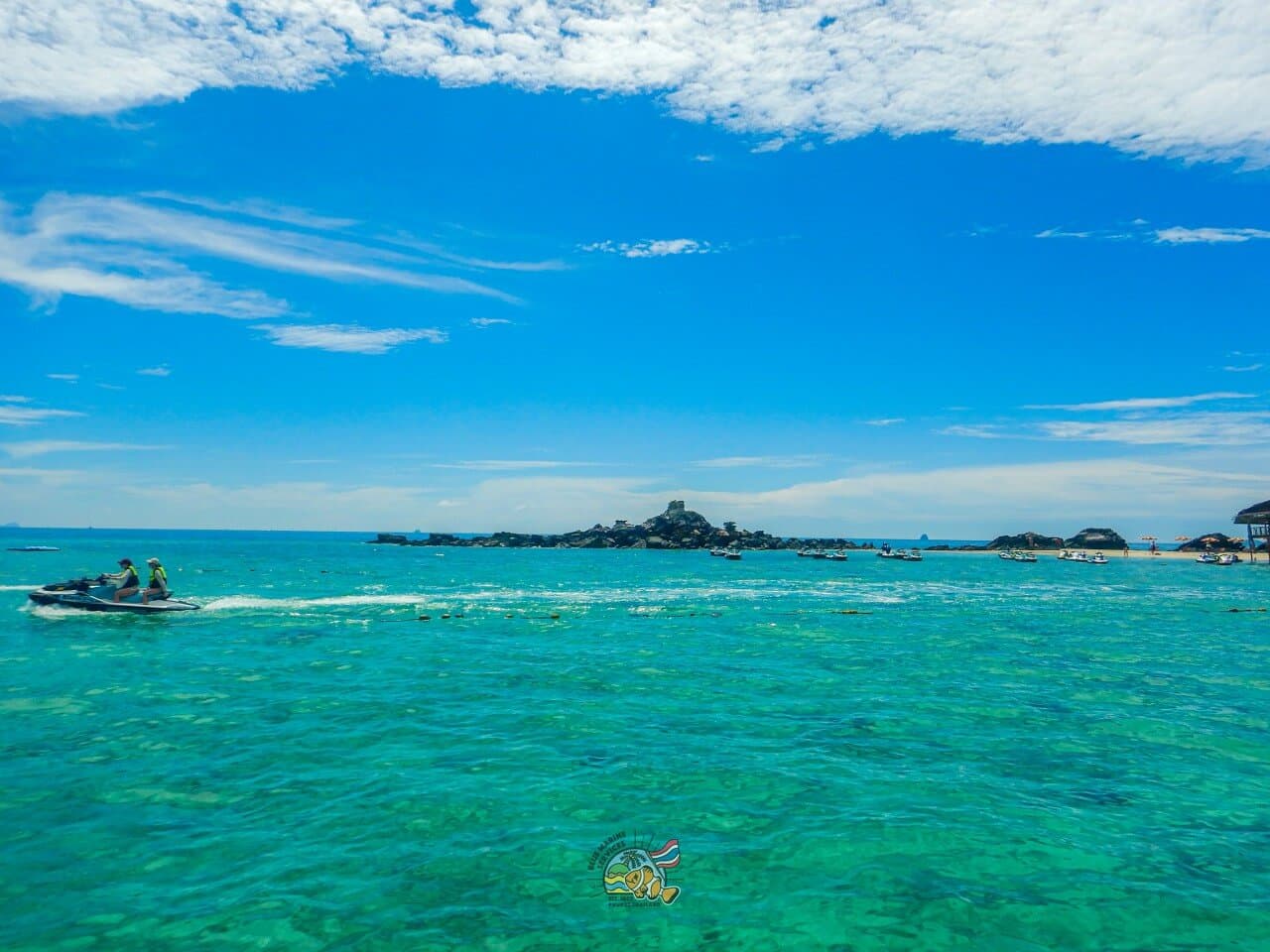 カイ島のターコイズブルーの海とボート