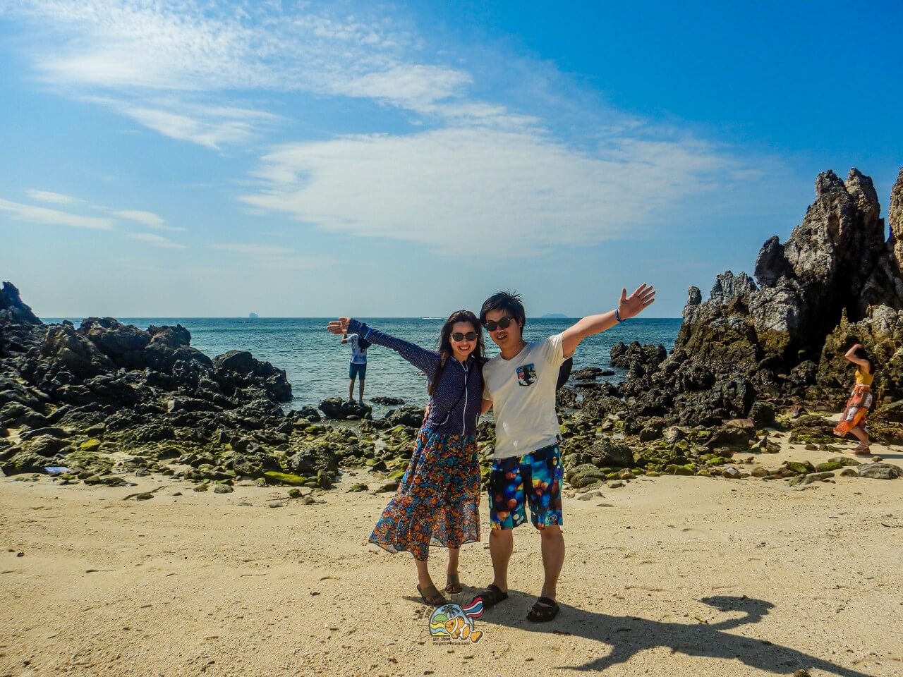 カイ島の岩場近くで撮影する2名のお客様