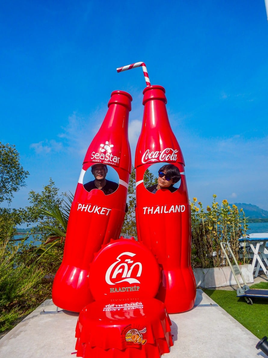 カイナイ島のコカ・コーラボトル型フォトスポット