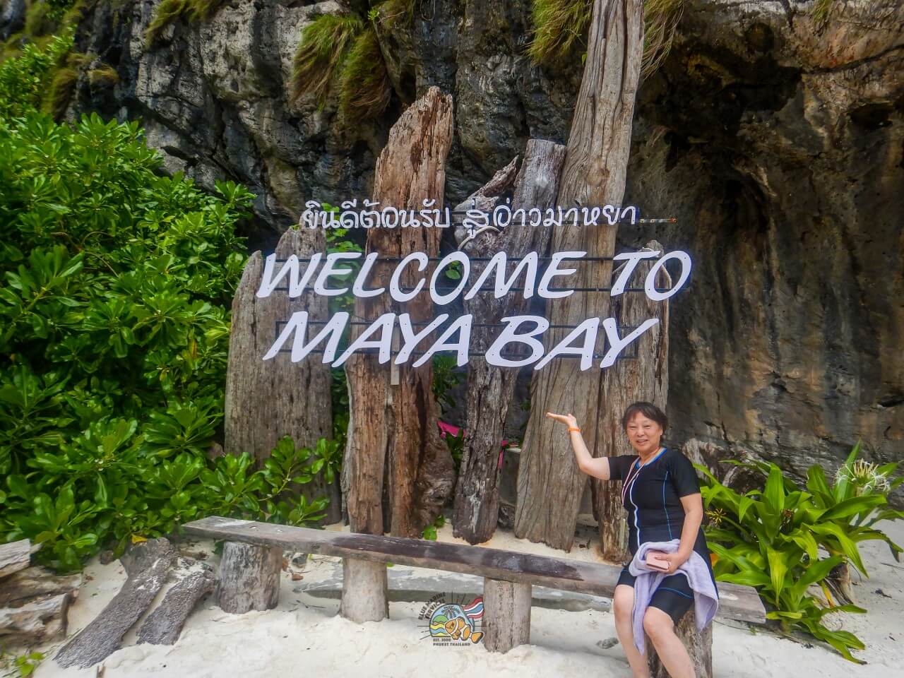 WELCOME TO MAYA BAY看板前で撮影するお客様