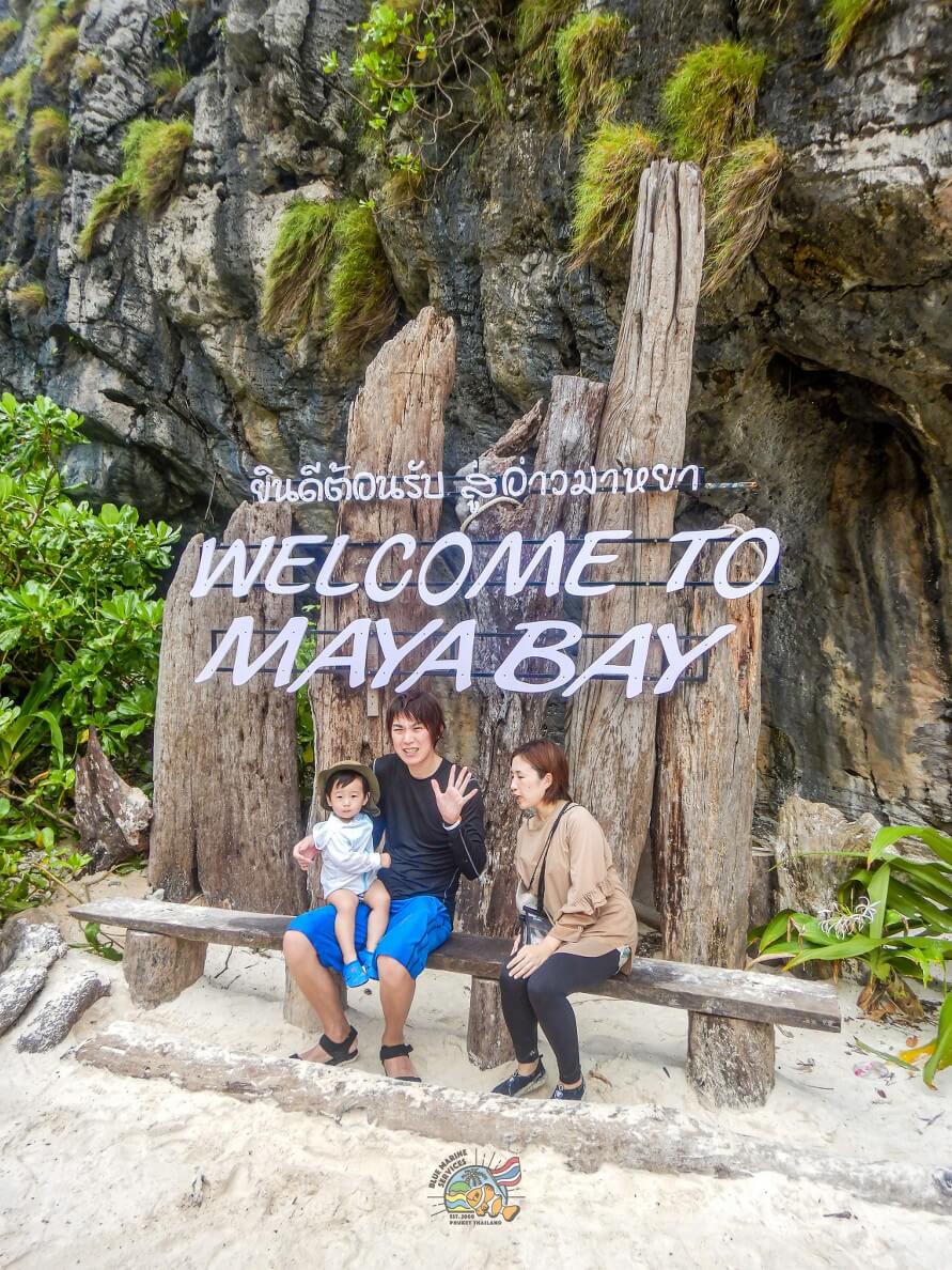 WELCOME TO MAYA BAY看板前に座る3名のお客様