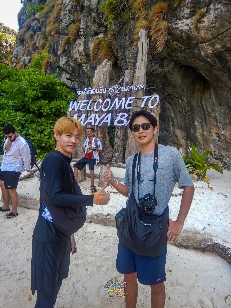 マヤベイのWELCOME TO MAYA BAY看板前で撮影する2名のお客様