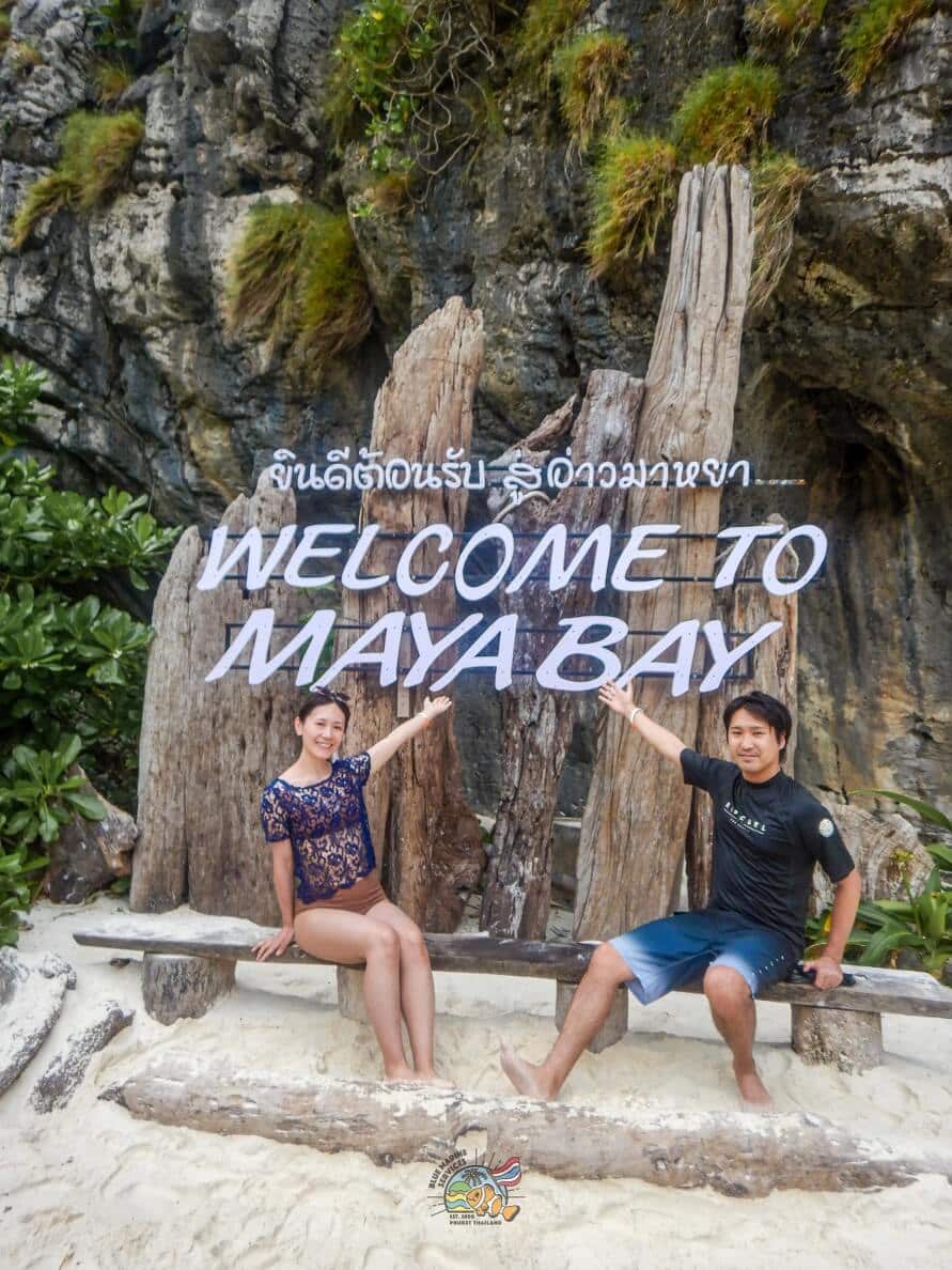 WELCOME TO MAYA BAY看板前で撮影する2名のお客様