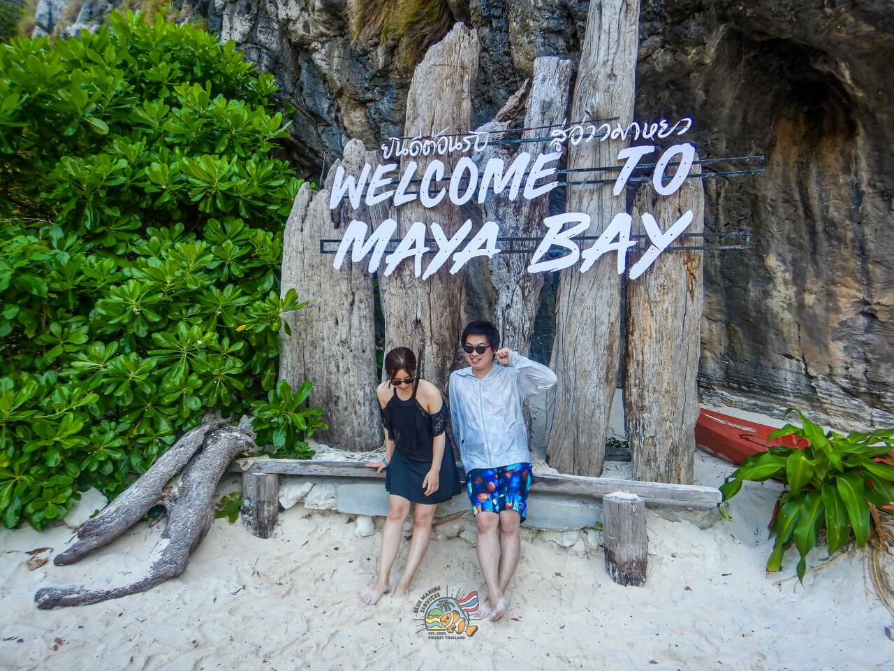 WELCOME TO MAYA BAY看板前で撮影する2名のお客様