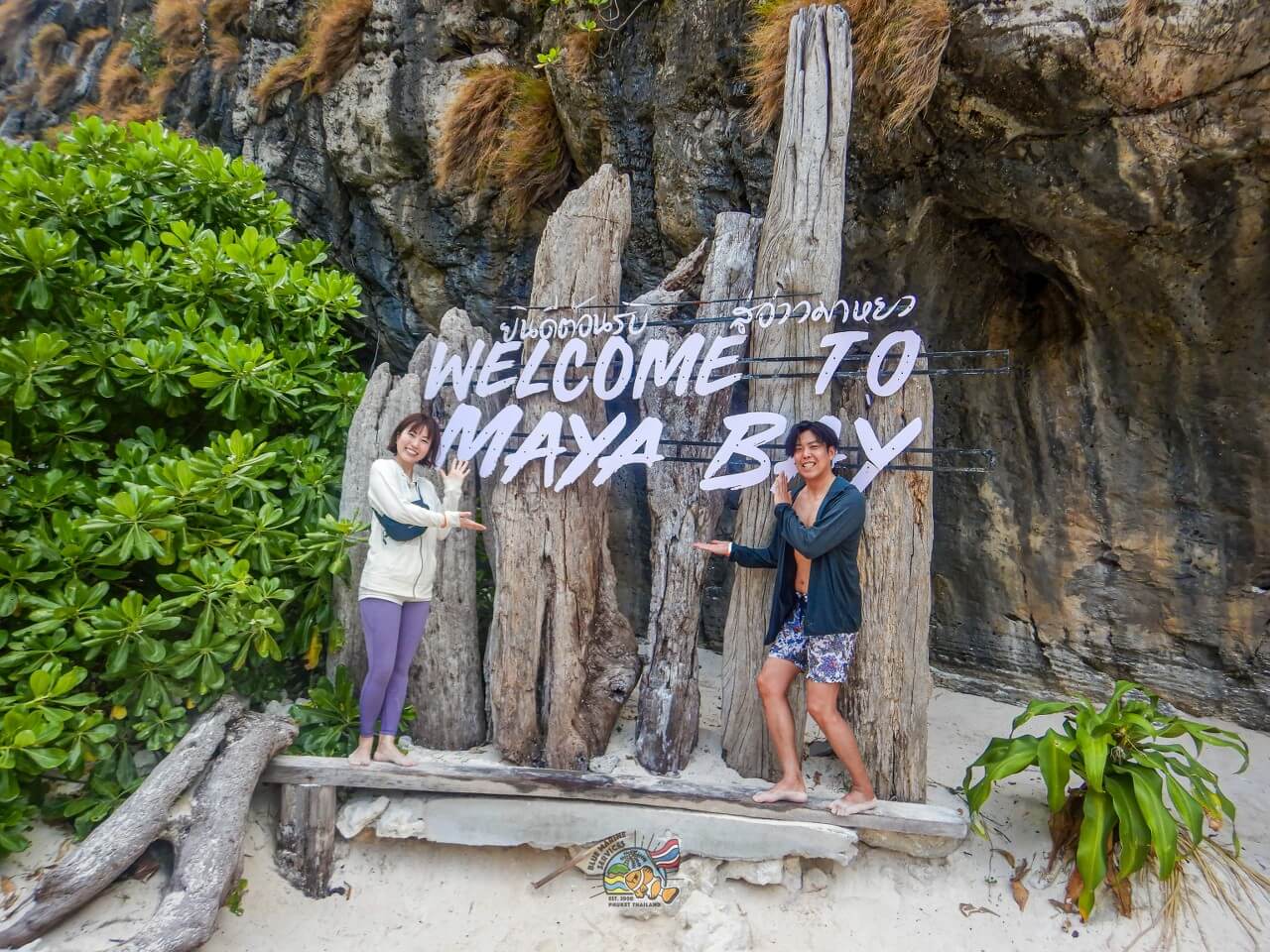 WELCOME TO MAYA BAY看板前で撮影する2名のお客様