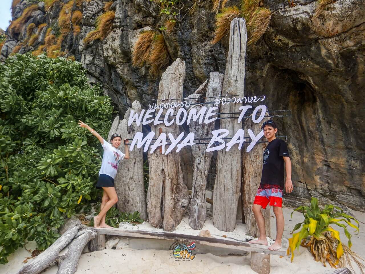 マヤベイのWELCOME TO MAYA BAY看板前で撮影する2名のお客様