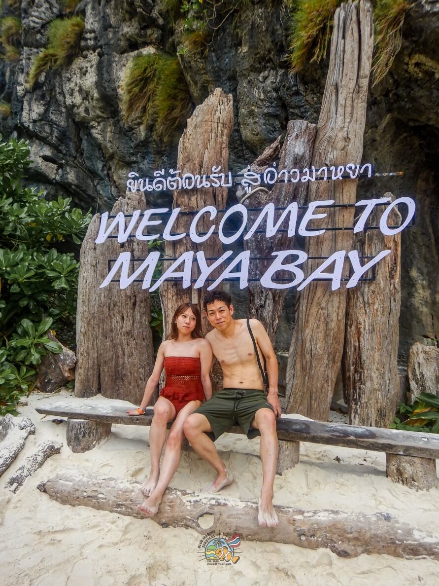 WELCOME TO MAYA BAY看板前に座る2名のお客様