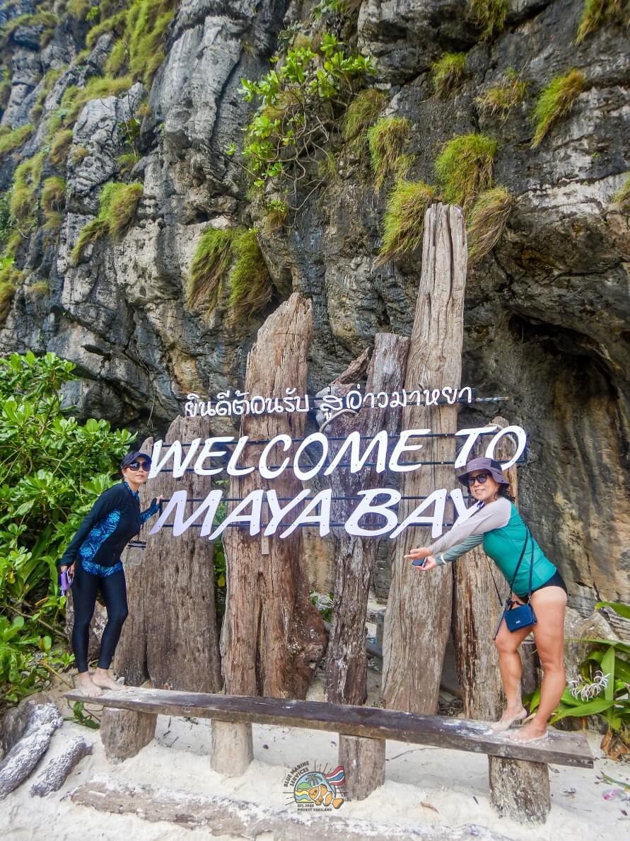 WELCOME TO MAYA BAY看板前に立つ2名のお客様