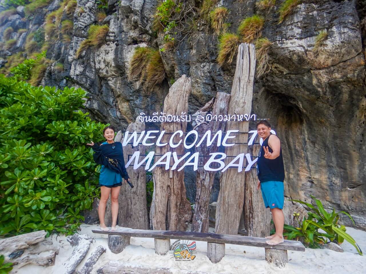 マヤベイのWELCOME TO MAYA BAY看板と2名のお客様