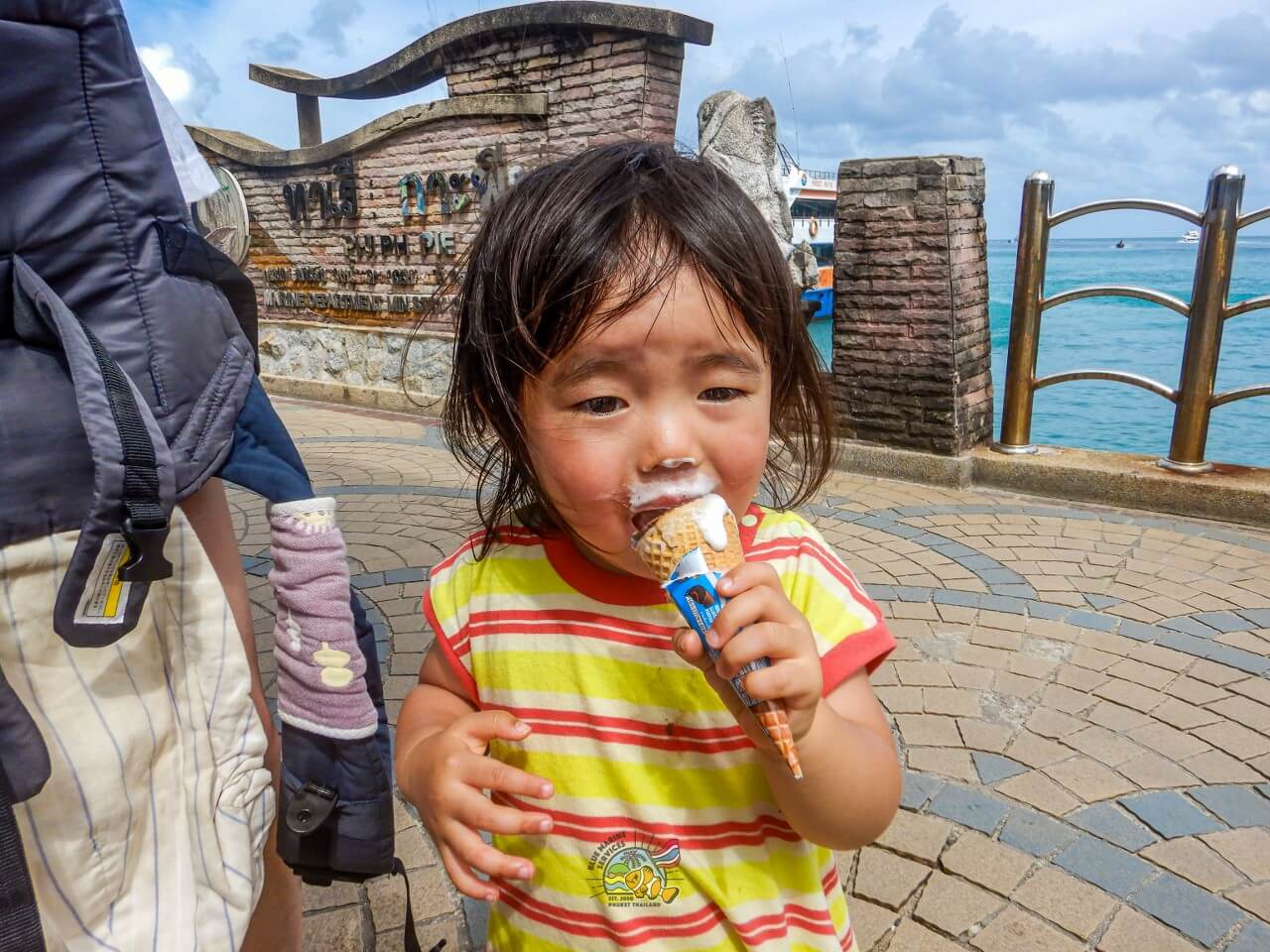 ピピドン島でアイスクリームを食べるお客様