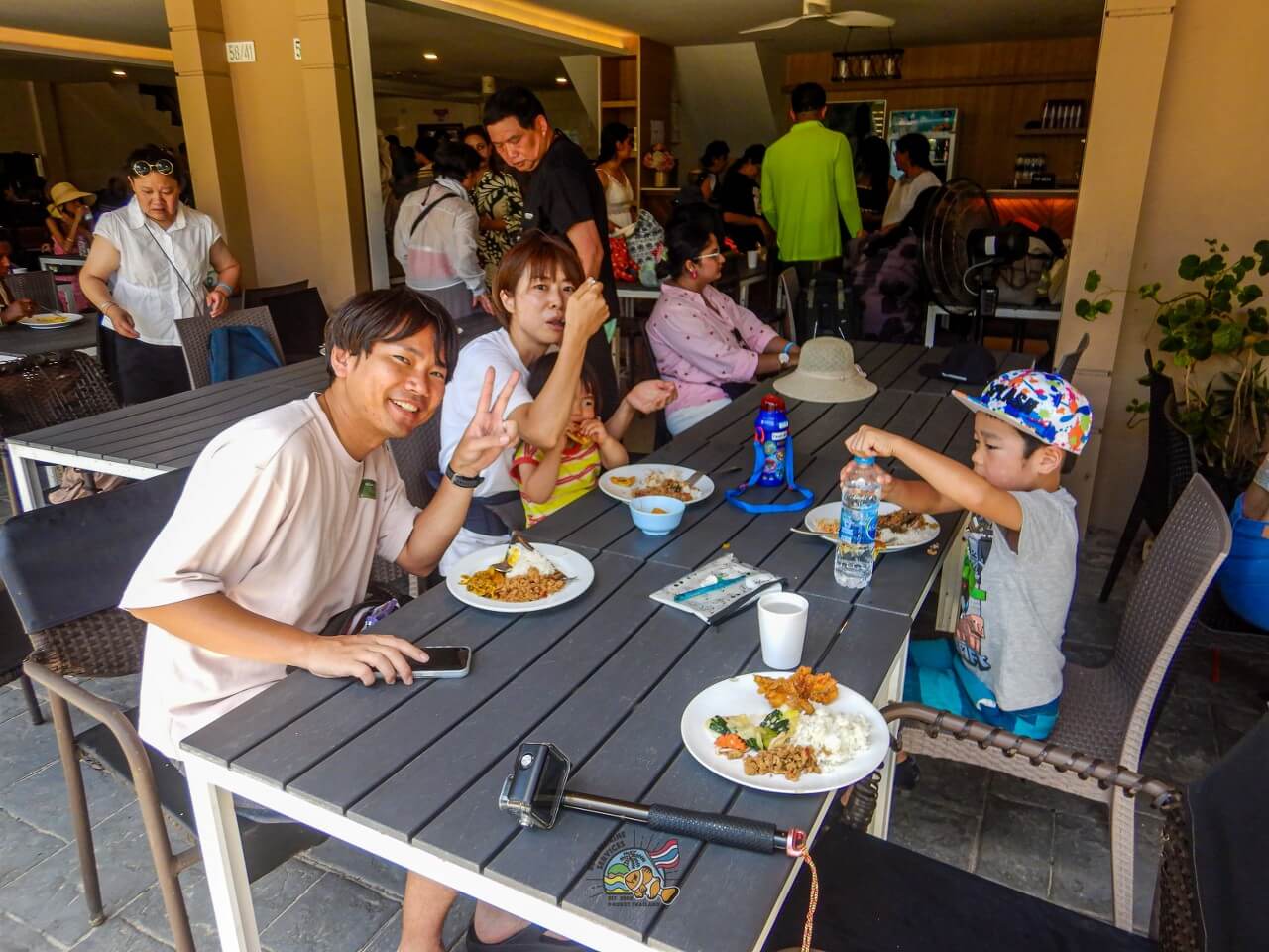 ピピドン島で食事を楽しむ4名のお客様
