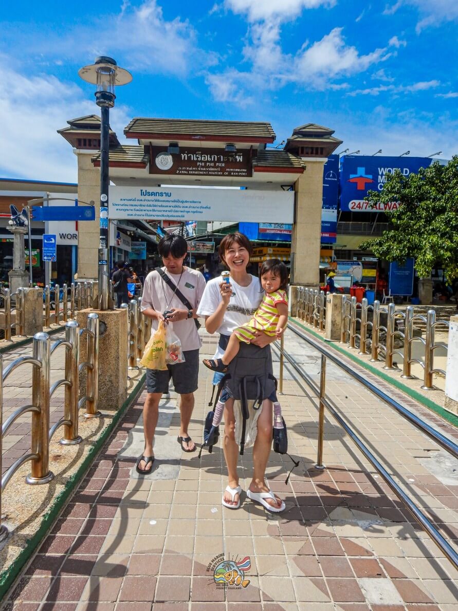 ピピドン島の桟橋入口で撮影する4名のお客様