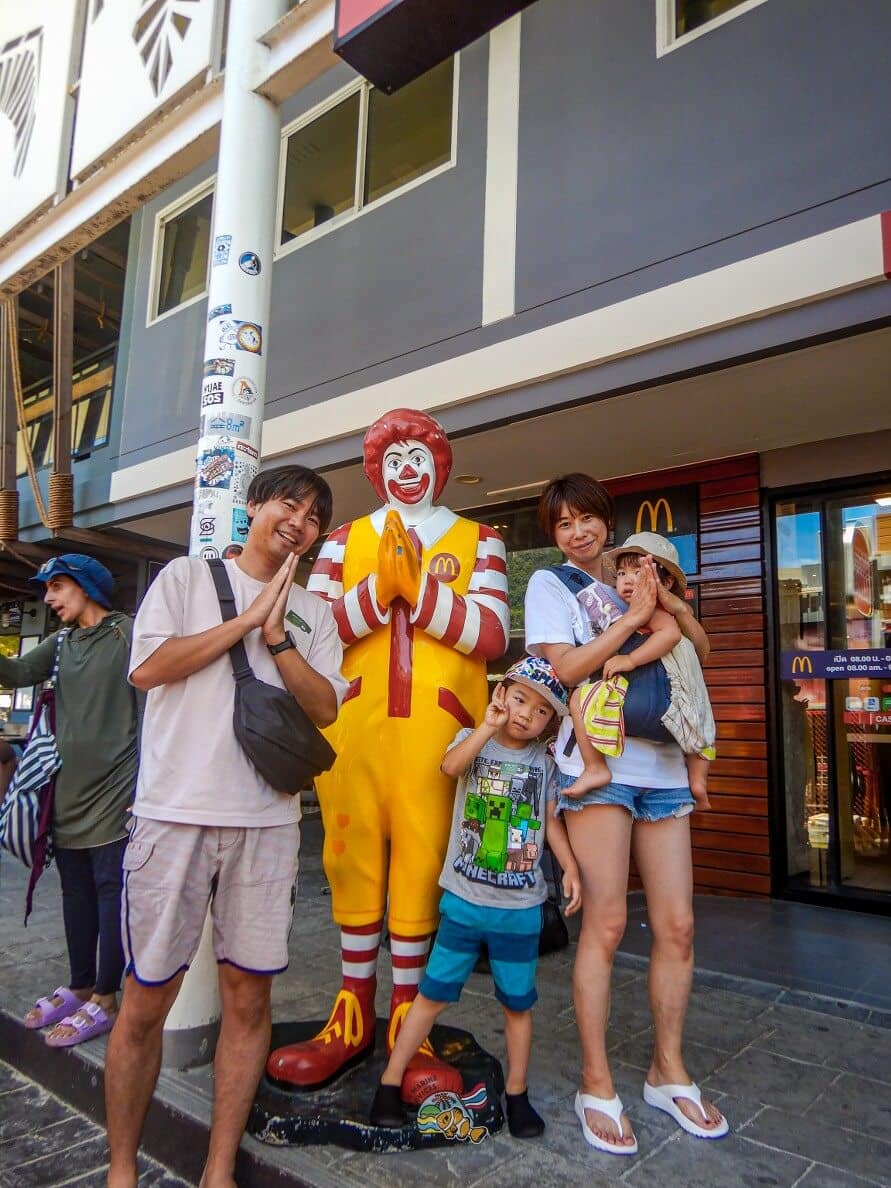 ピピドン島の街中フォトスポットで撮影する4名のお客様