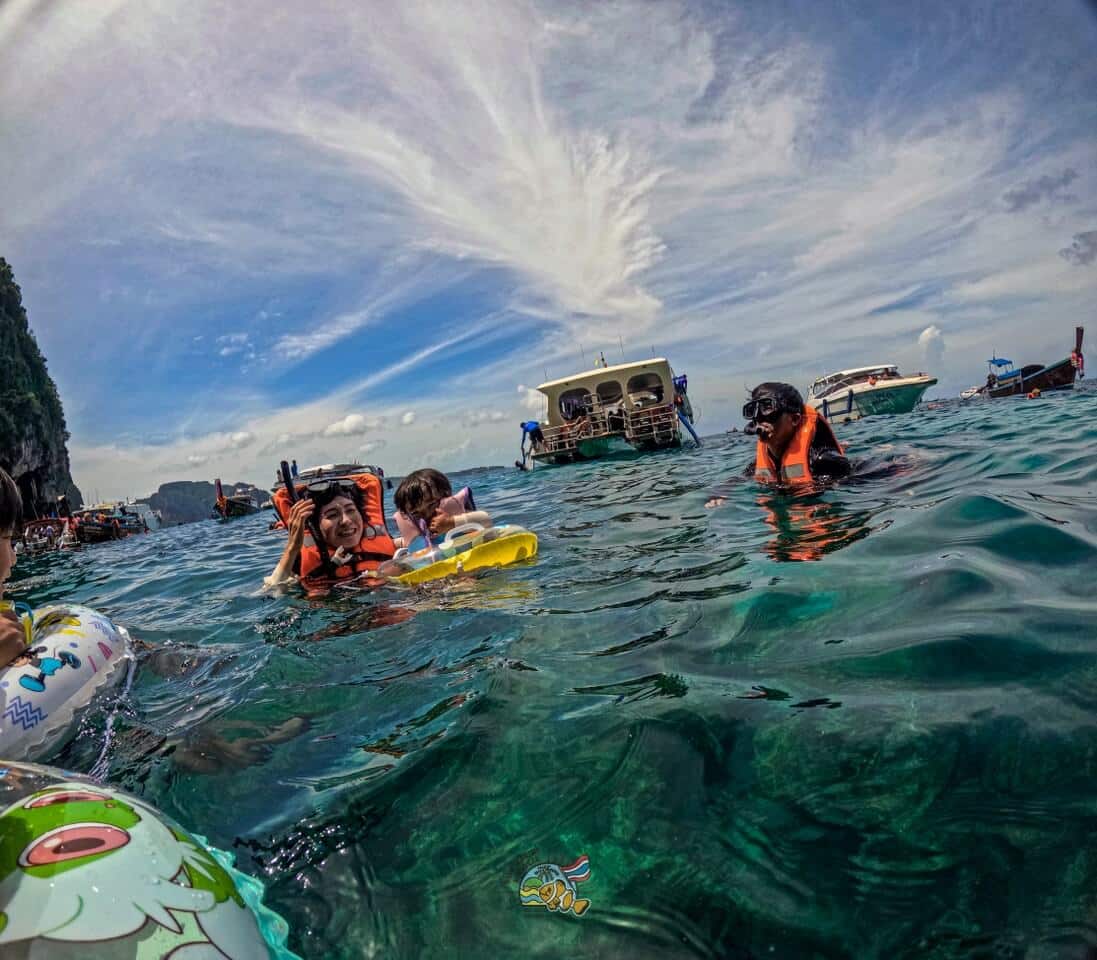 ピピ島周辺の海でシュノーケリングするお客様