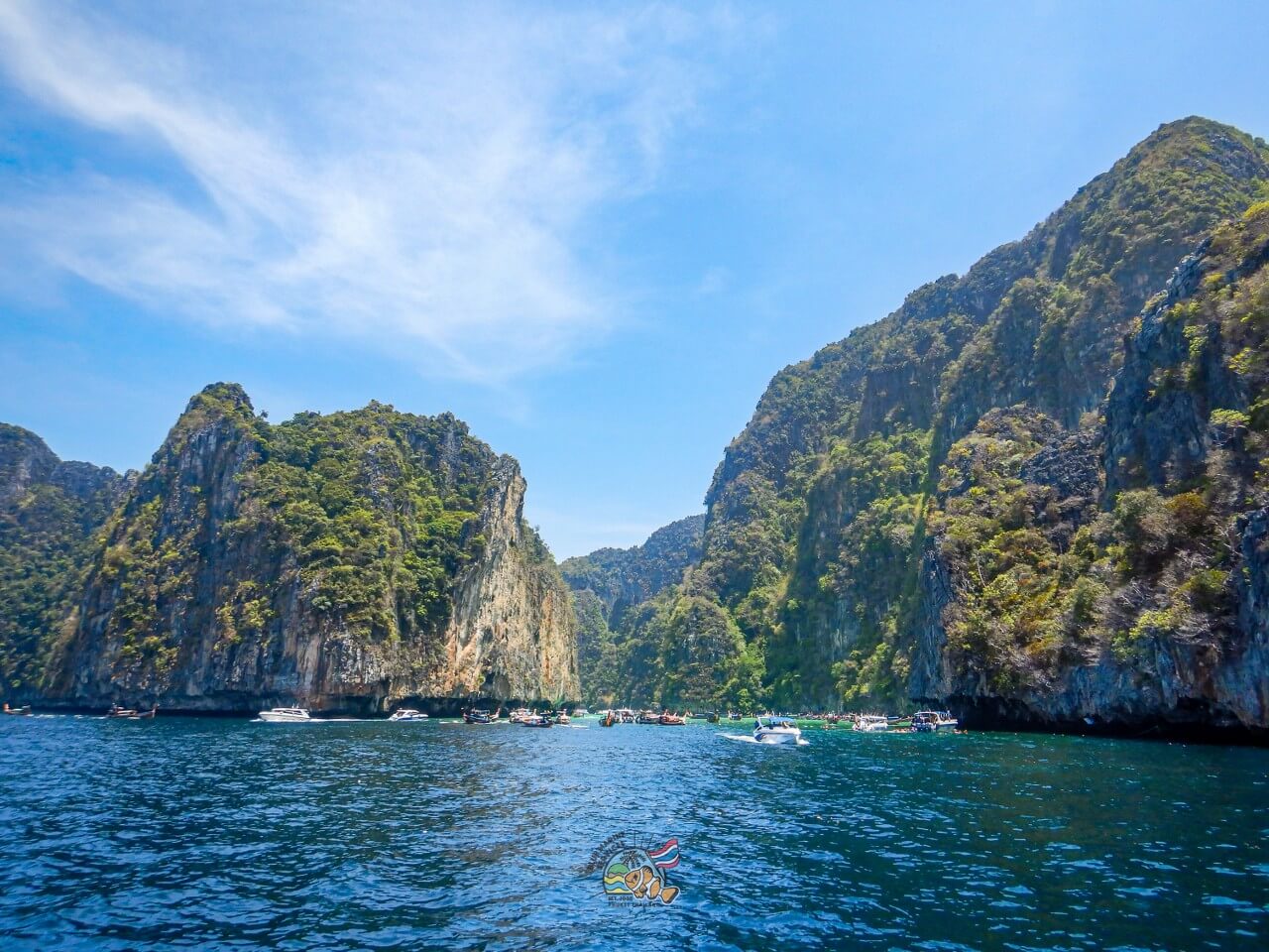 ピピ島周辺の青い海と石灰岩の断崖