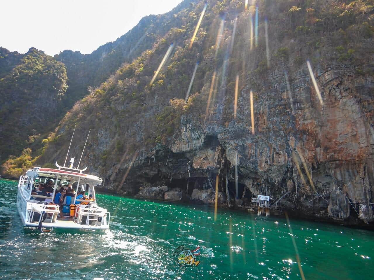 ピピ島の石灰岩の断崖を船上から眺める景色