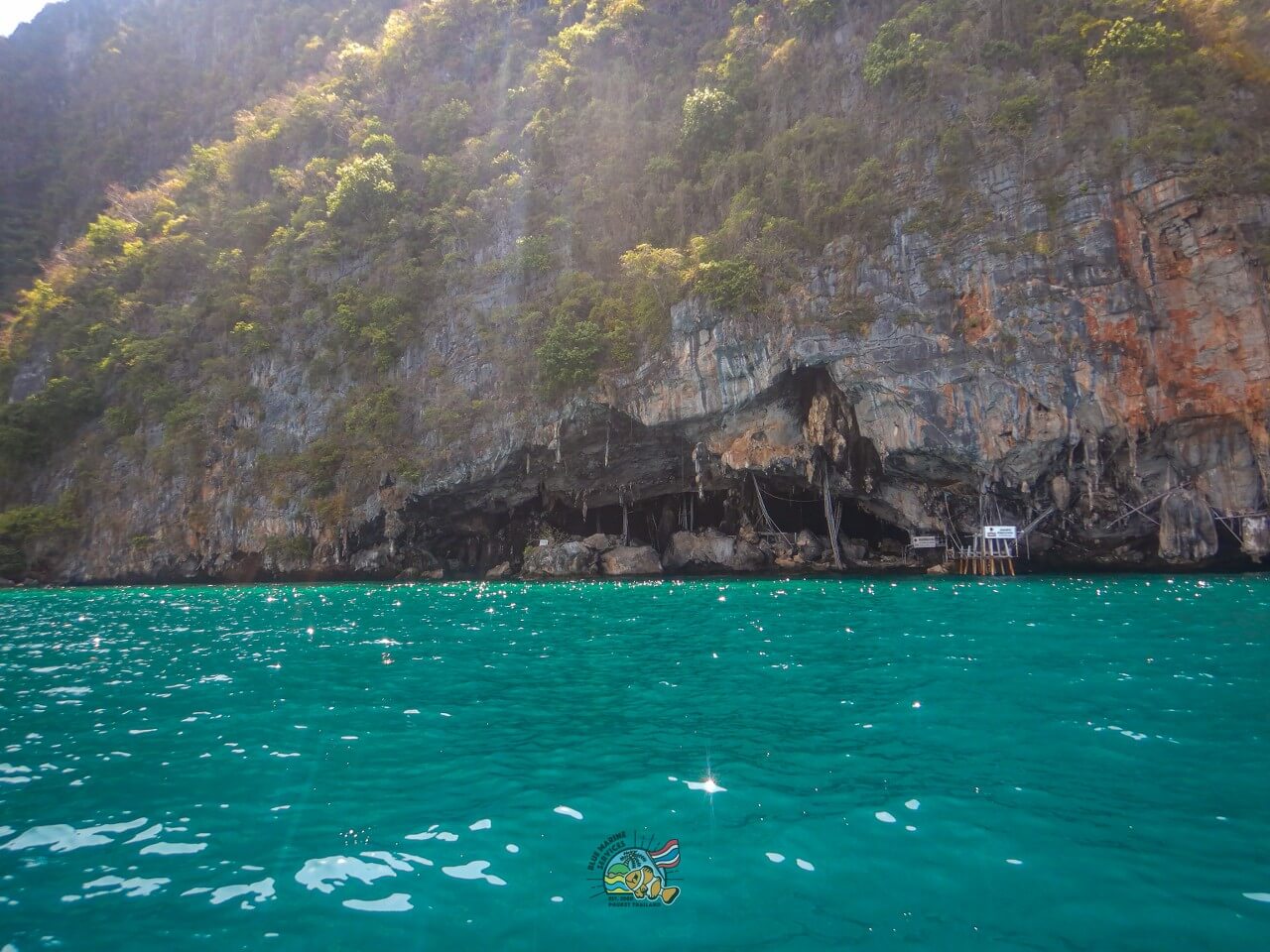 ピピ島のバイキングケーブと石灰岩を海から眺める景色