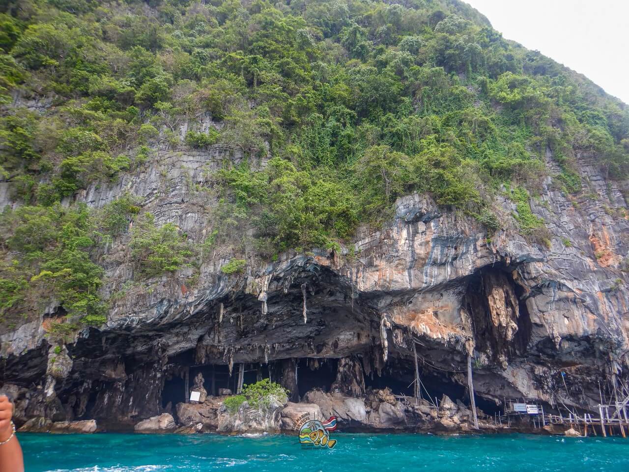 ピピ島の海上から見るバイキングケーブと石灰岩