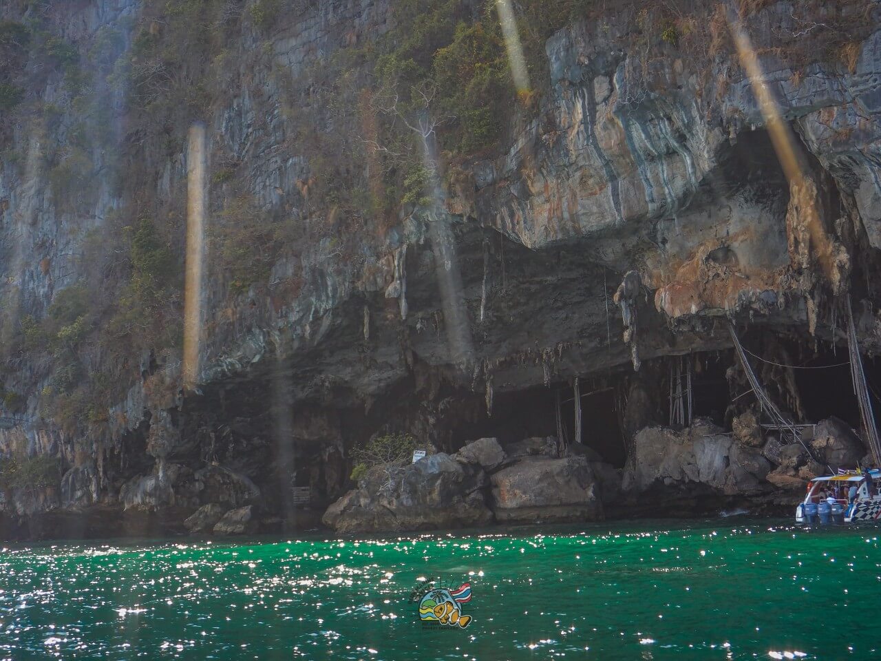 ピピ島のバイキングケーブを海から眺める景色