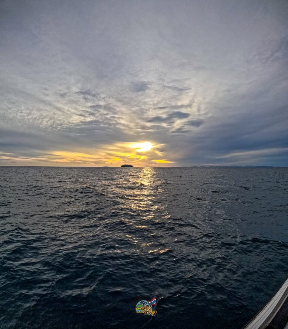 海上から眺める夕日の景色