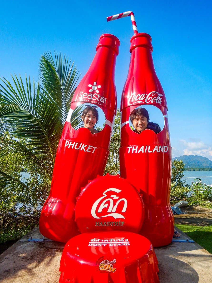 PHUKET THAILANDの赤いボトル型フォトスポットで撮影するお客様