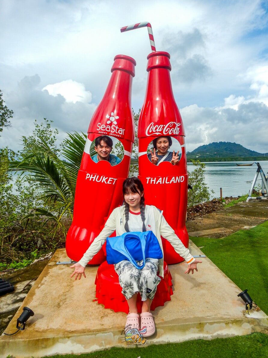 PHUKET THAILANDの赤いボトル型フォトスポットで撮影するお客様