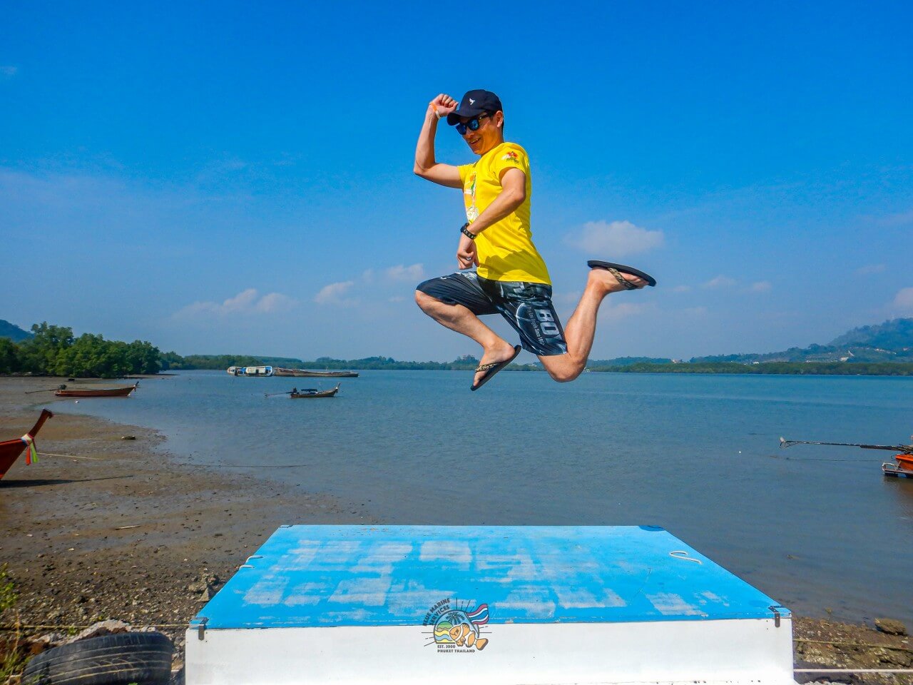 海を背景に高くジャンプするお客様