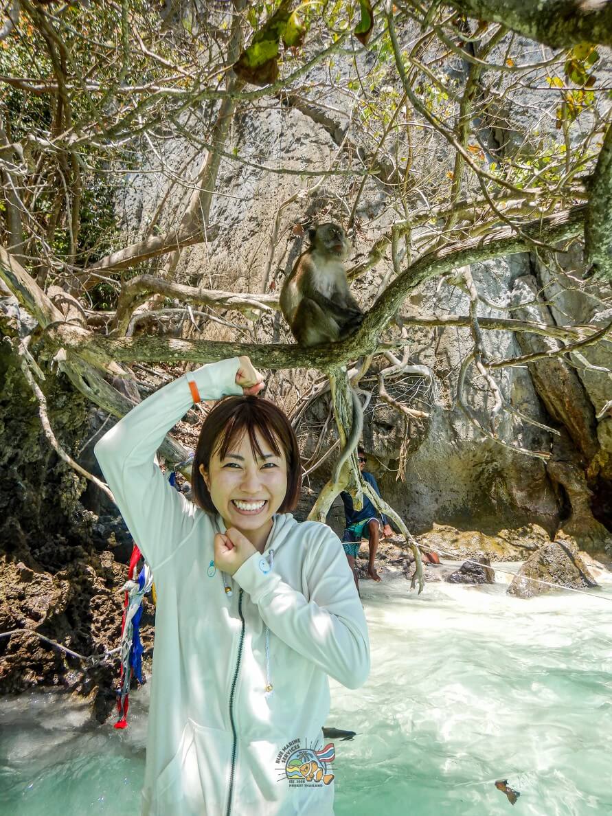 海辺の大きな木の根元で撮影するお客様