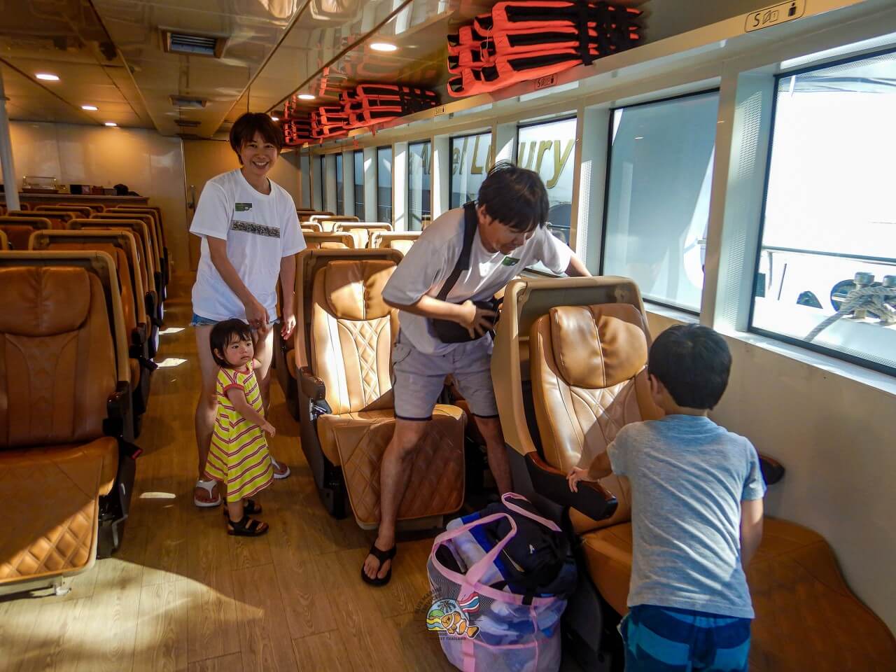 ピピ島ツアーの大型船内で過ごす4名のお客様