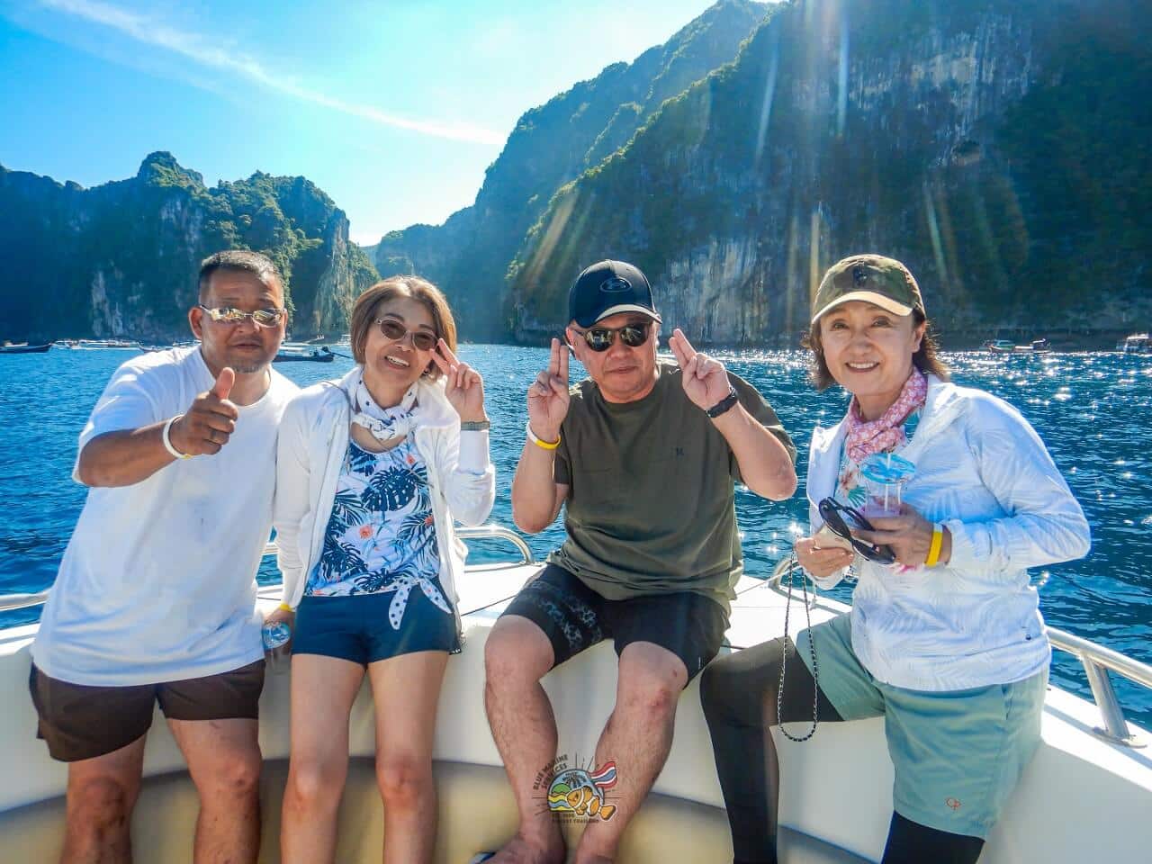 ピピ島ツアーのボートで撮影する4名のお客様
