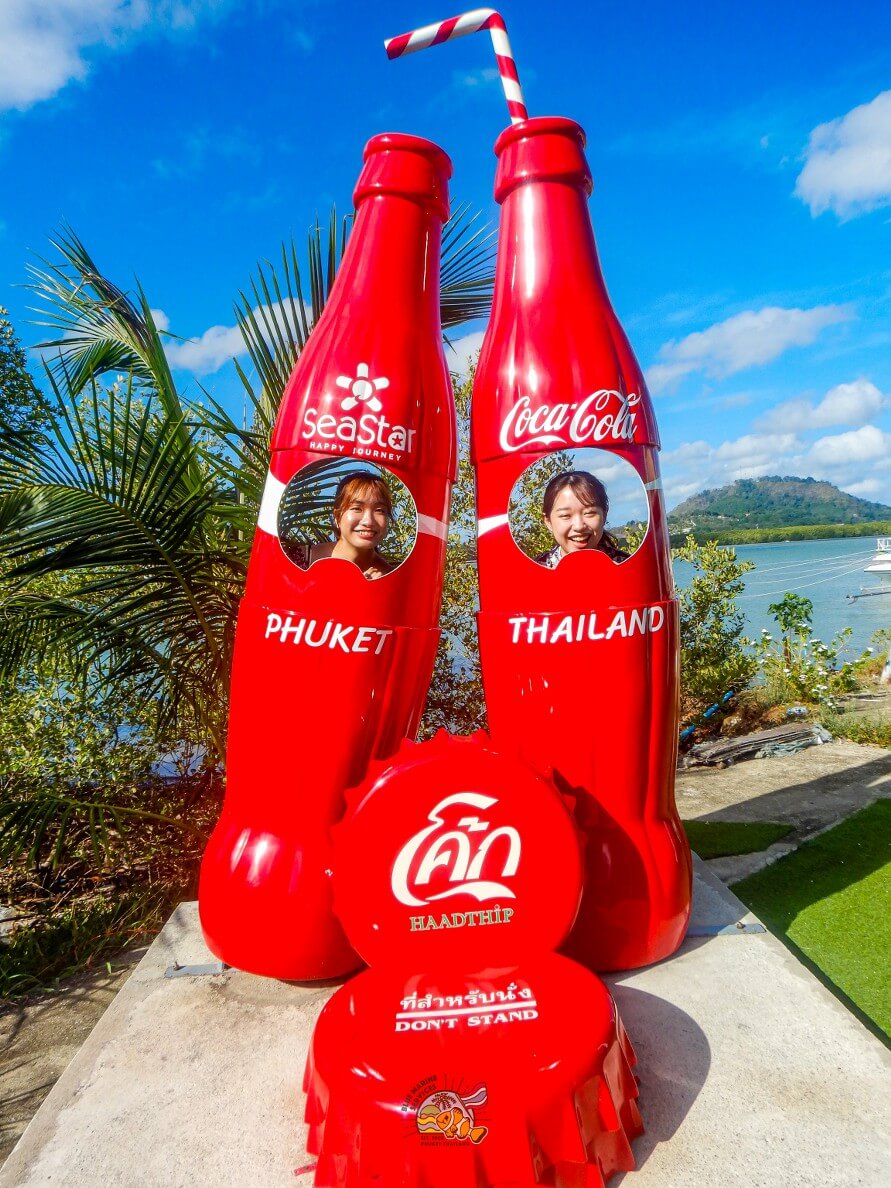 PHUKET THAILANDの赤いボトル型フォトスポットで撮影する2名のお客様
