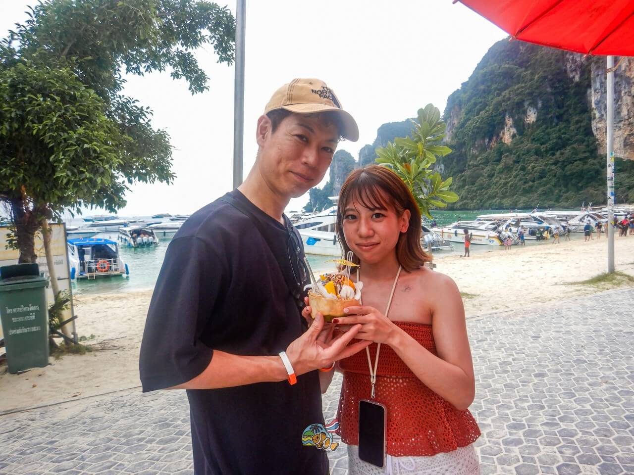 ピピ島ツアー中に軽食を手に撮影する2名のお客様
