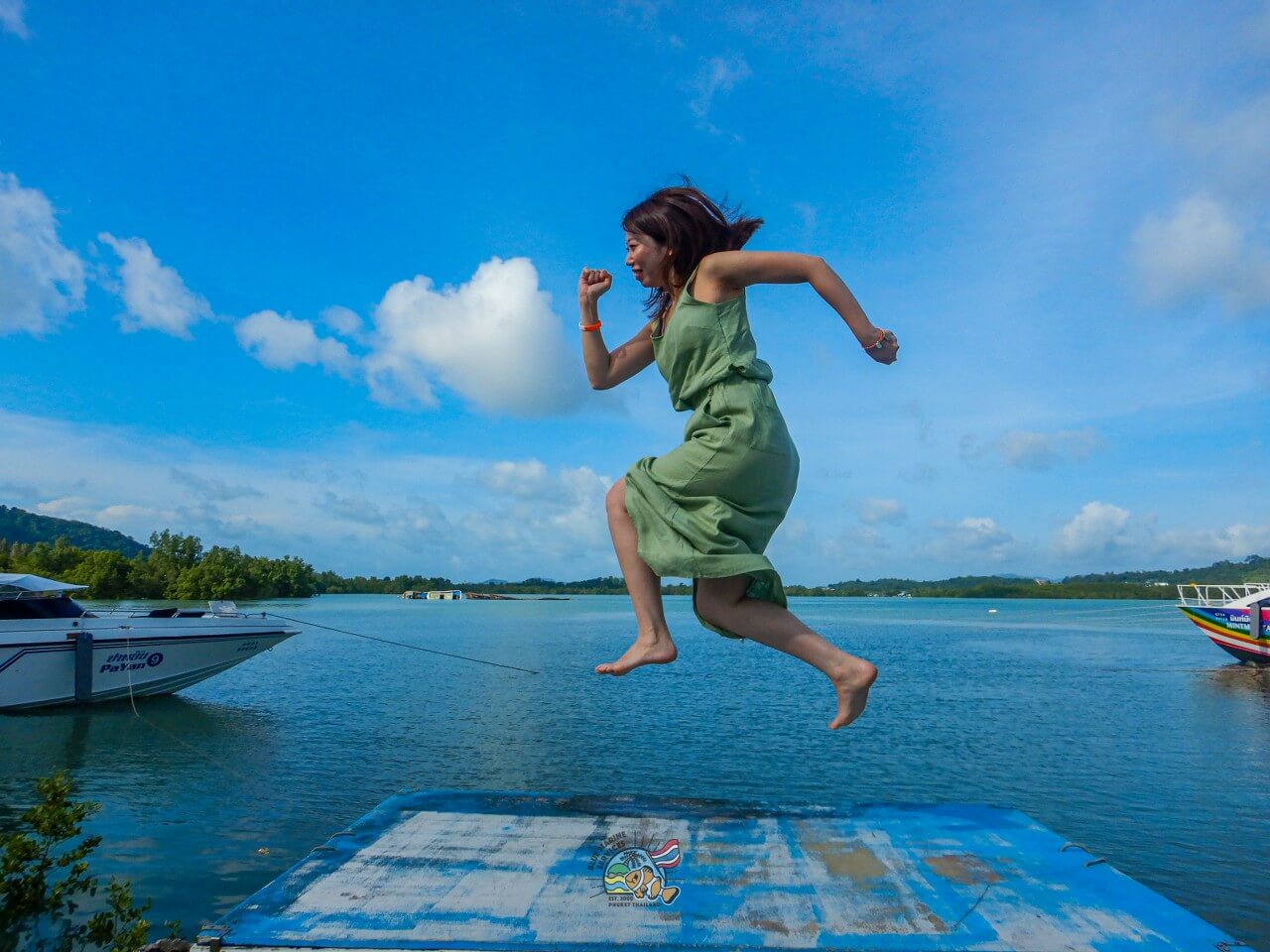 Phuket Leam Ngaの海辺の撮影スポットでジャンプするお客様